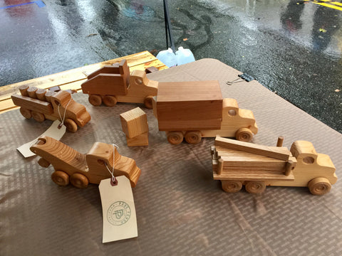 Wooden Toy Truck Set // The Pane Perso Work Fleet // la flotta lavoro